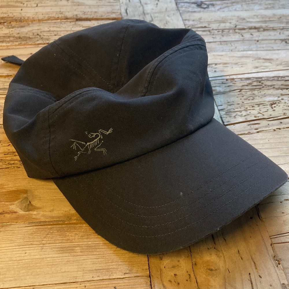 Arc’teryx adjustable athletic cap.